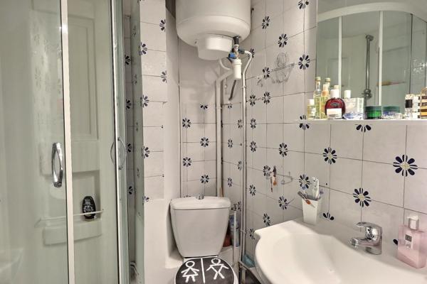 Marseille (13006) Notre Dame du Mont---T2 côté cour---Petite terrasse---