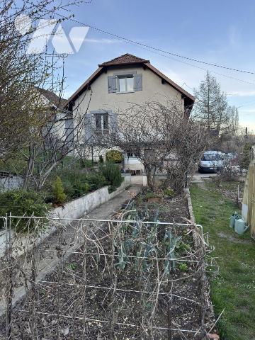 Maison deux chambres, une cuisine, un garage, une cuisine d'été, proche vélo route