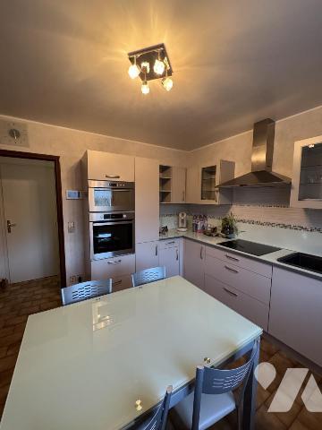 Maison deux chambres, une cuisine, un garage, une cuisine d'été, proche vélo route