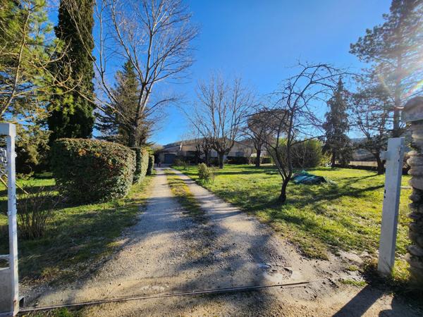 Villa - 150 m² habitable de plain-pied et 50 m² de garages attenants - extensible - dépendances - 3390 m² Laurac-en-Vivarais (07110)