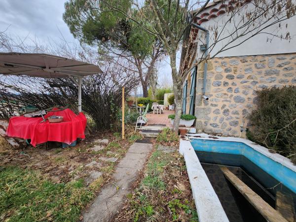 Villa - 150 m² habitable de plain-pied et 50 m² de garages attenants - extensible - dépendances - 3390 m² Laurac-en-Vivarais (07110)