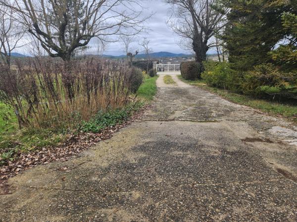 Villa - 150 m² habitable de plain-pied et 50 m² de garages attenants - extensible - dépendances - 3390 m² Laurac-en-Vivarais (07110)