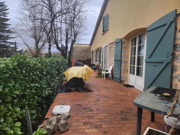 Villa - 150 m² habitable de plain-pied et 50 m² de garages attenants - extensible - dépendances - 3390 m² Laurac-en-Vivarais (07110)