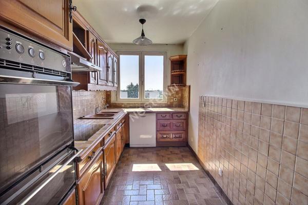 MONTREUIL, QUARTIER BEAUMONTS-RENAN, APPARTEMENT 4 PIECES TRAVERSANT EXPOSE EST/OUEST AVEC LOGGIA ET PARKING