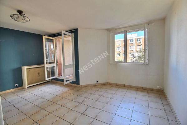 MONTREUIL, QUARTIER BEAUMONTS-RENAN, APPARTEMENT 4 PIECES TRAVERSANT EXPOSE EST/OUEST AVEC LOGGIA ET PARKING