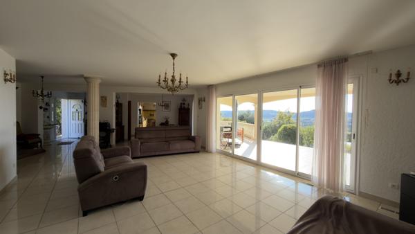 Villa d'exception de 210 M² + 7 000 M² de terrains constructibles