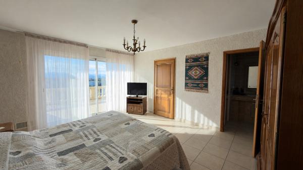 Villa d'exception de 210 M² + 7 000 M² de terrains constructibles