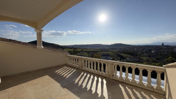 Villa d'exception de 210 M² + 7 000 M² de terrains constructibles