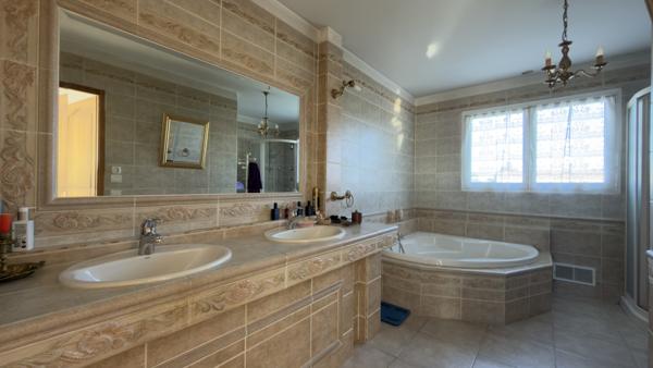Villa d'exception de 210 M² + 7 000 M² de terrains constructibles