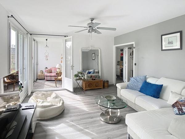 A vendre Angers Camus. Appartement type 4 rénové, 2 chambres, Séjour, Salon, loggia plus balcon, cuisine aménagée équipée, cave, place de parking privative.