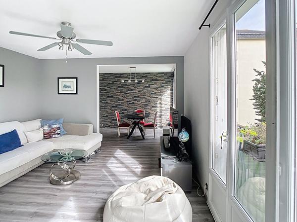 A vendre Angers Camus. Appartement type 4 rénové, 2 chambres, Séjour, Salon, loggia plus balcon, cuisine aménagée équipée, cave, place de parking privative.