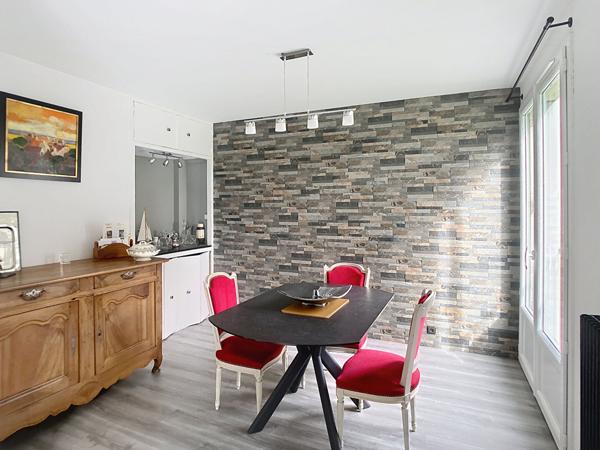 A vendre Angers Camus. Appartement type 4 rénové, 2 chambres, Séjour, Salon, loggia plus balcon, cuisine aménagée équipée, cave, place de parking privative.