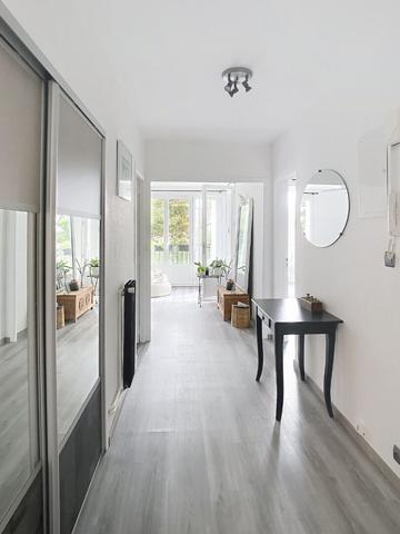 A vendre Angers Camus. Appartement type 4 rénové, 2 chambres, Séjour, Salon, loggia plus balcon, cuisine aménagée équipée, cave, place de parking privative.