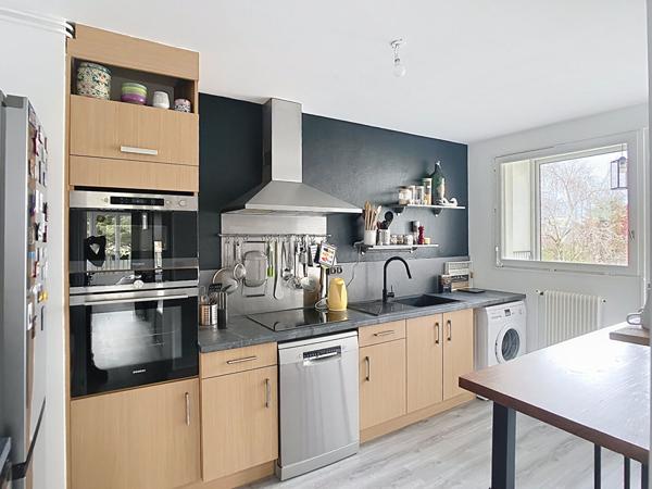 A vendre Angers Camus. Appartement type 4 rénové, 2 chambres, Séjour, Salon, loggia plus balcon, cuisine aménagée équipée, cave, place de parking privative.