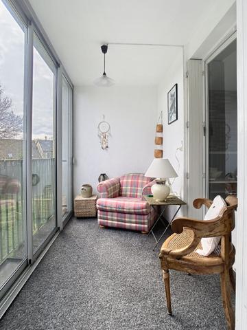 A vendre Angers Camus. Appartement type 4 rénové, 2 chambres, Séjour, Salon, loggia plus balcon, cuisine aménagée équipée, cave, place de parking privative.