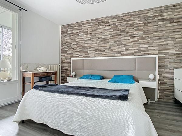 A vendre Angers Camus. Appartement type 4 rénové, 2 chambres, Séjour, Salon, loggia plus balcon, cuisine aménagée équipée, cave, place de parking privative.