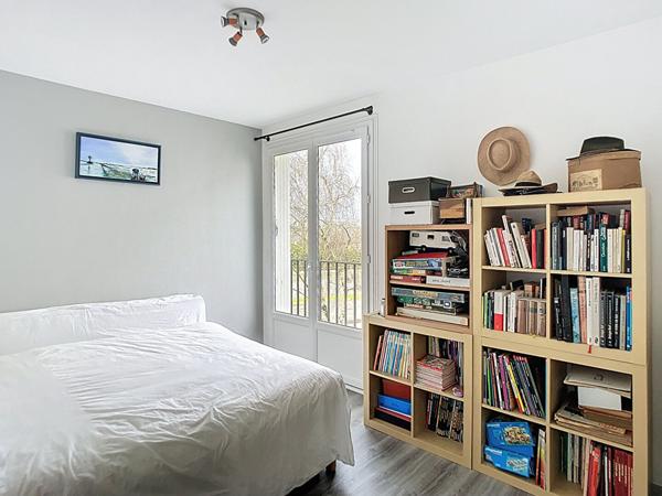 A vendre Angers Camus. Appartement type 4 rénové, 2 chambres, Séjour, Salon, loggia plus balcon, cuisine aménagée équipée, cave, place de parking privative.