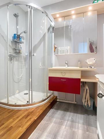 A vendre Angers Camus. Appartement type 4 rénové, 2 chambres, Séjour, Salon, loggia plus balcon, cuisine aménagée équipée, cave, place de parking privative.