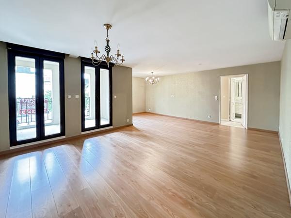 Annexe + appartement + annexe + parking
