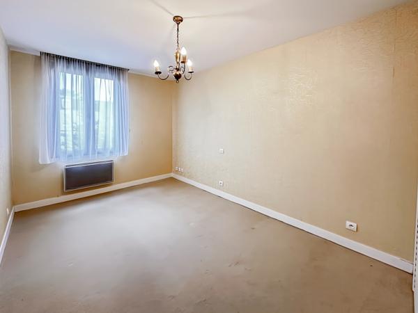 Annexe + appartement + annexe + parking