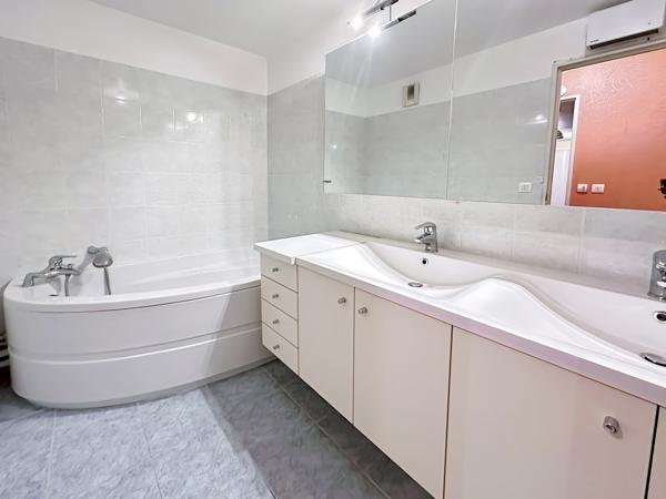 Annexe + appartement + annexe + parking