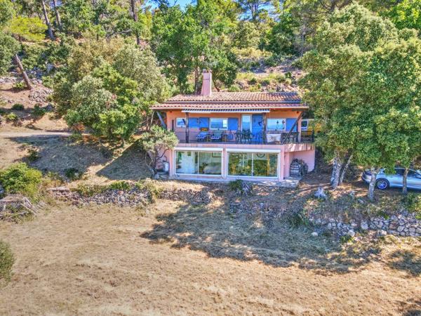 Aups, jolie maison en campagne avec vue panoramique
