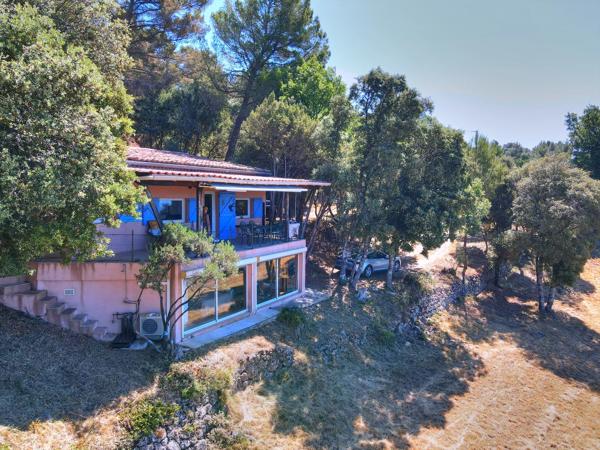Aups, jolie maison en campagne avec vue panoramique