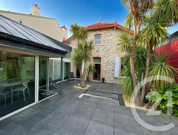 Maison à vendre  5 pièces - 129 m 2   LA ROCHE SUR YON  - 85