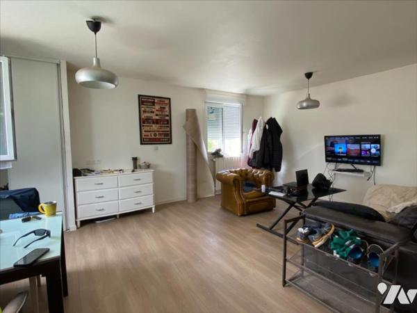 Maison trois pièces.