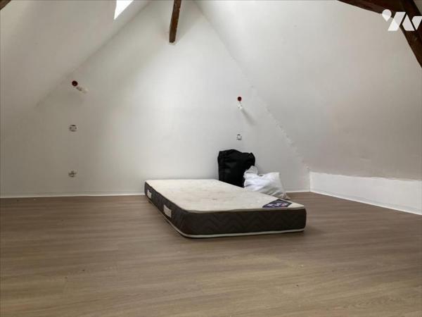 Maison trois pièces.