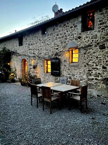 ✨ Maison d'exception 200m2+ gites 130 m2, installation equestre sur 5ha3 aux portes de Confolens (16) 695000€