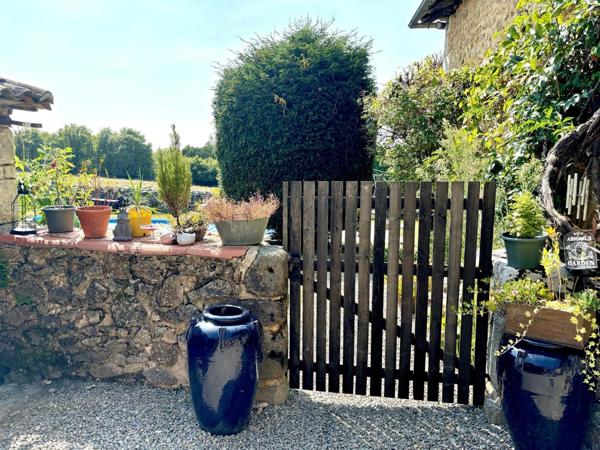 ✨ Maison d'exception 200m2+ gites 130 m2, installation equestre sur 5ha3 aux portes de Confolens (16) 695000€