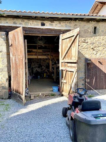 ✨ Maison d'exception 200m2+ gites 130 m2, installation equestre sur 5ha3 aux portes de Confolens (16) 695000€