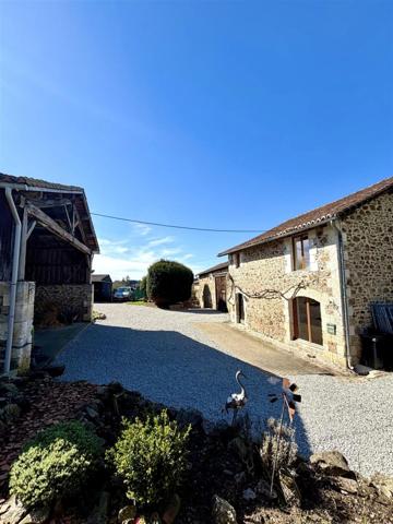 ✨ Maison d'exception 200m2+ gites 130 m2, installation equestre sur 5ha3 aux portes de Confolens (16) 695000€