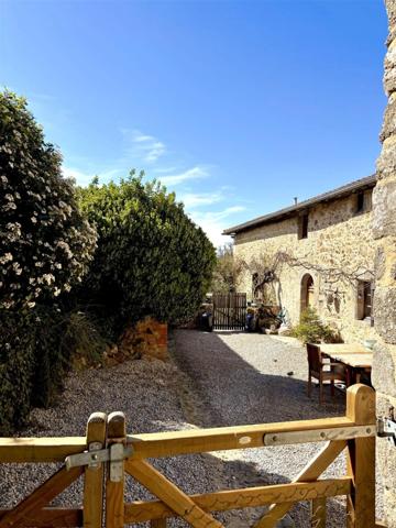 ✨ Maison d'exception 200m2+ gites 130 m2, installation equestre sur 5ha3 aux portes de Confolens (16) 695000€