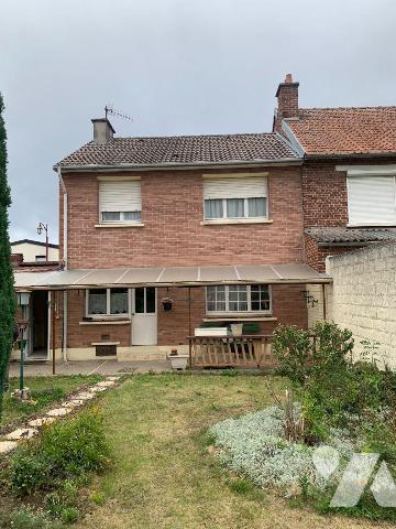 Maison de ville semi mitoyenne offrant:
- Rez-de-chaussée: entrée, salon/séjour, cuisine, sall...