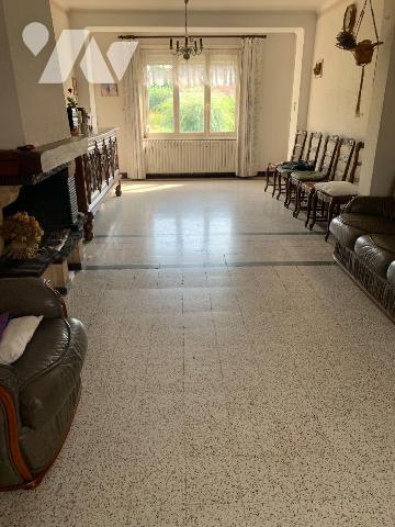 Maison de ville semi mitoyenne offrant:
- Rez-de-chaussée: entrée, salon/séjour, cuisine, sall...