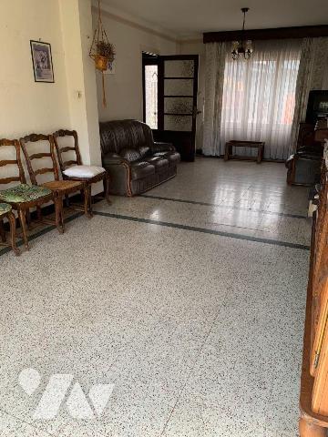 Maison de ville semi mitoyenne offrant:
- Rez-de-chaussée: entrée, salon/séjour, cuisine, sall...