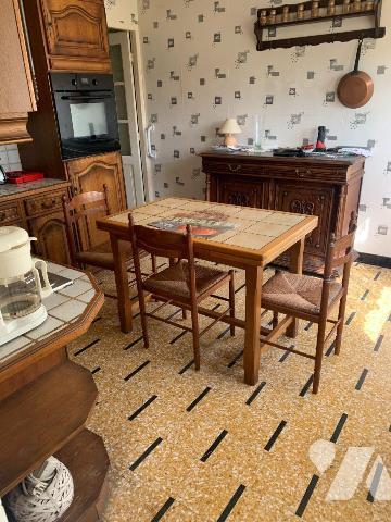 Maison de ville semi mitoyenne offrant:
- Rez-de-chaussée: entrée, salon/séjour, cuisine, sall...