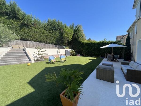 Maison 8 pièces de 200 m² à Chanteloup-les-Vignes (78570)