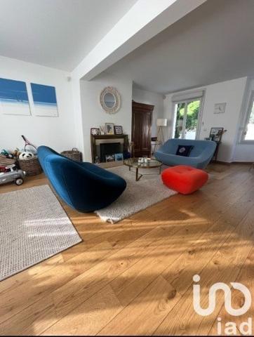 Maison 8 pièces de 200 m² à Chanteloup-les-Vignes (78570)