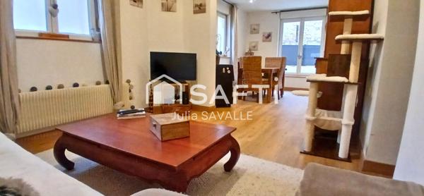 Découvrez cette charmante maison, idéalement située en coeur de ville, refaite à neuf!