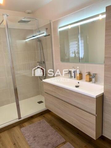 Découvrez cette charmante maison, idéalement située en coeur de ville, refaite à neuf!