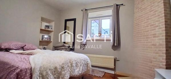 Découvrez cette charmante maison, idéalement située en coeur de ville, refaite à neuf!