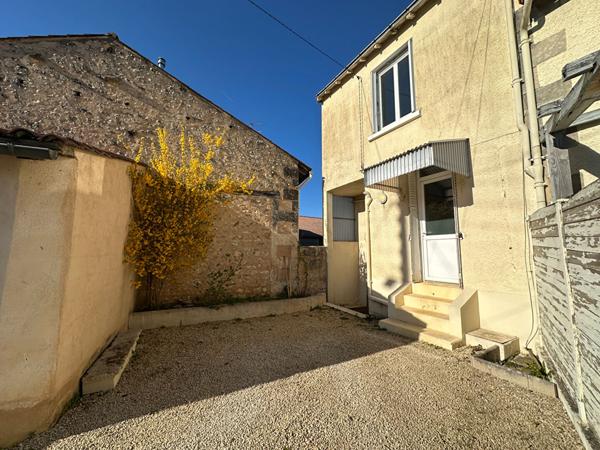 POITIERS - JOLIE MAISON DE VILLE - JARDIN - CACHET