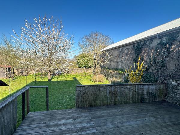 POITIERS - JOLIE MAISON DE VILLE - JARDIN - CACHET