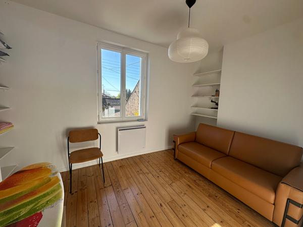 POITIERS - JOLIE MAISON DE VILLE - JARDIN - CACHET