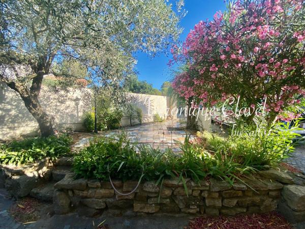 Coquette villa au calme de 106m2 plain pied  posée sur un terrain de 348m2 avec piscine