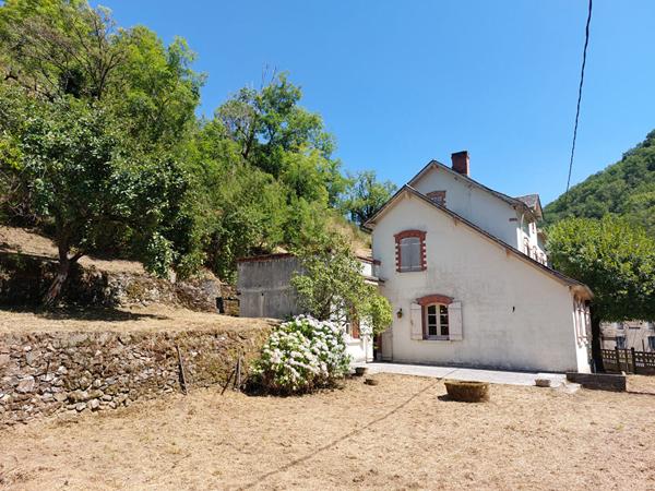 Maison de charme 185m² à rénover proche centre ville avec terrain.