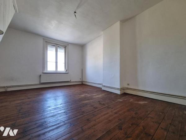 Maison avec 5 chambres et jardin.